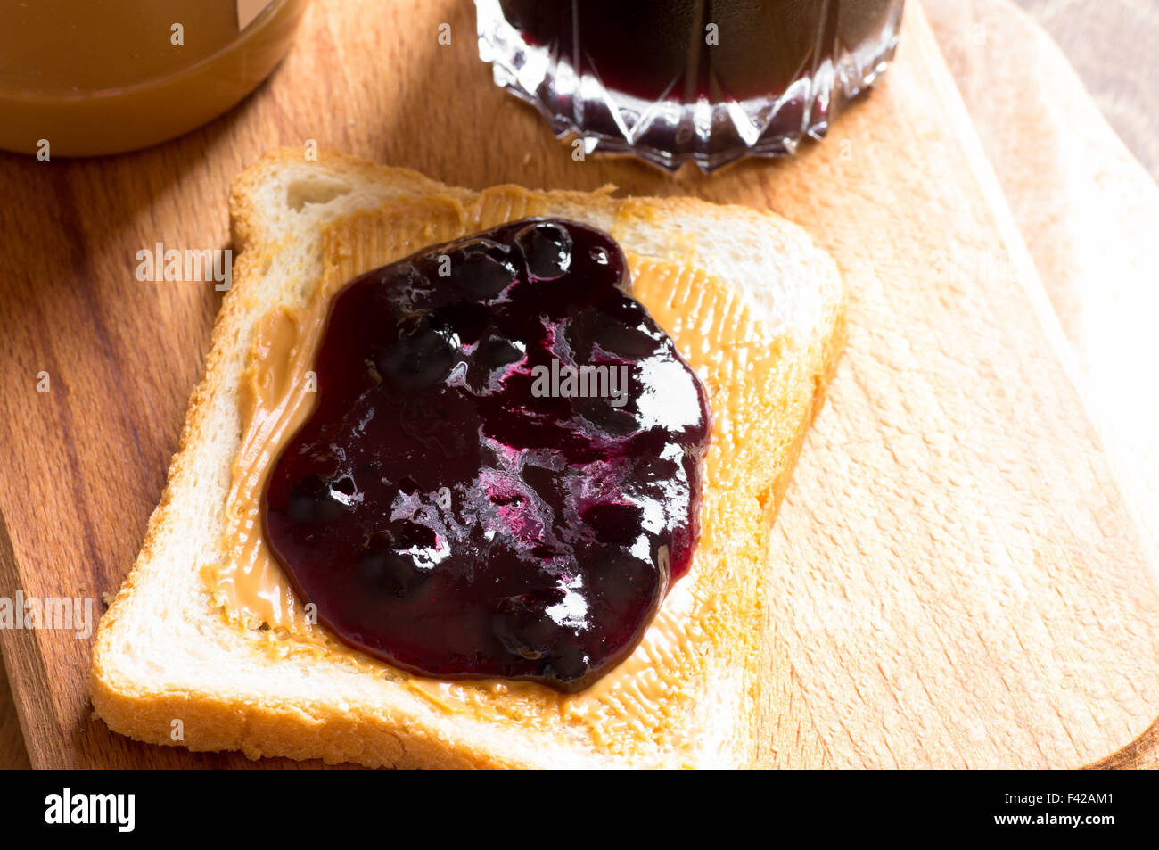 Tostare sandwich con burro di arachidi e confettura di mirtilli. Vista superiore Foto Stock