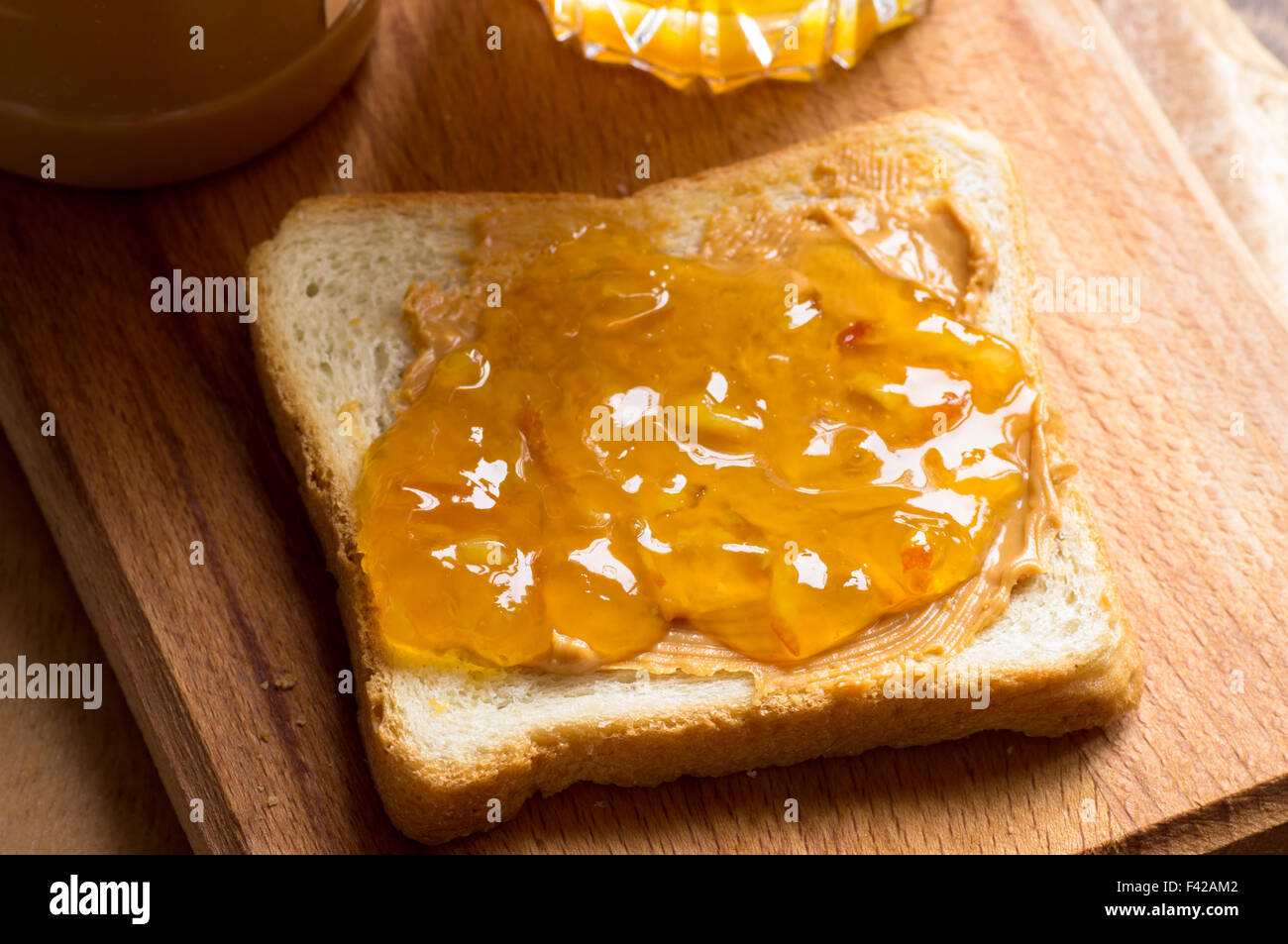 Tostare sandwich con burro di arachidi e marmellata di arancio. Vista superiore Foto Stock