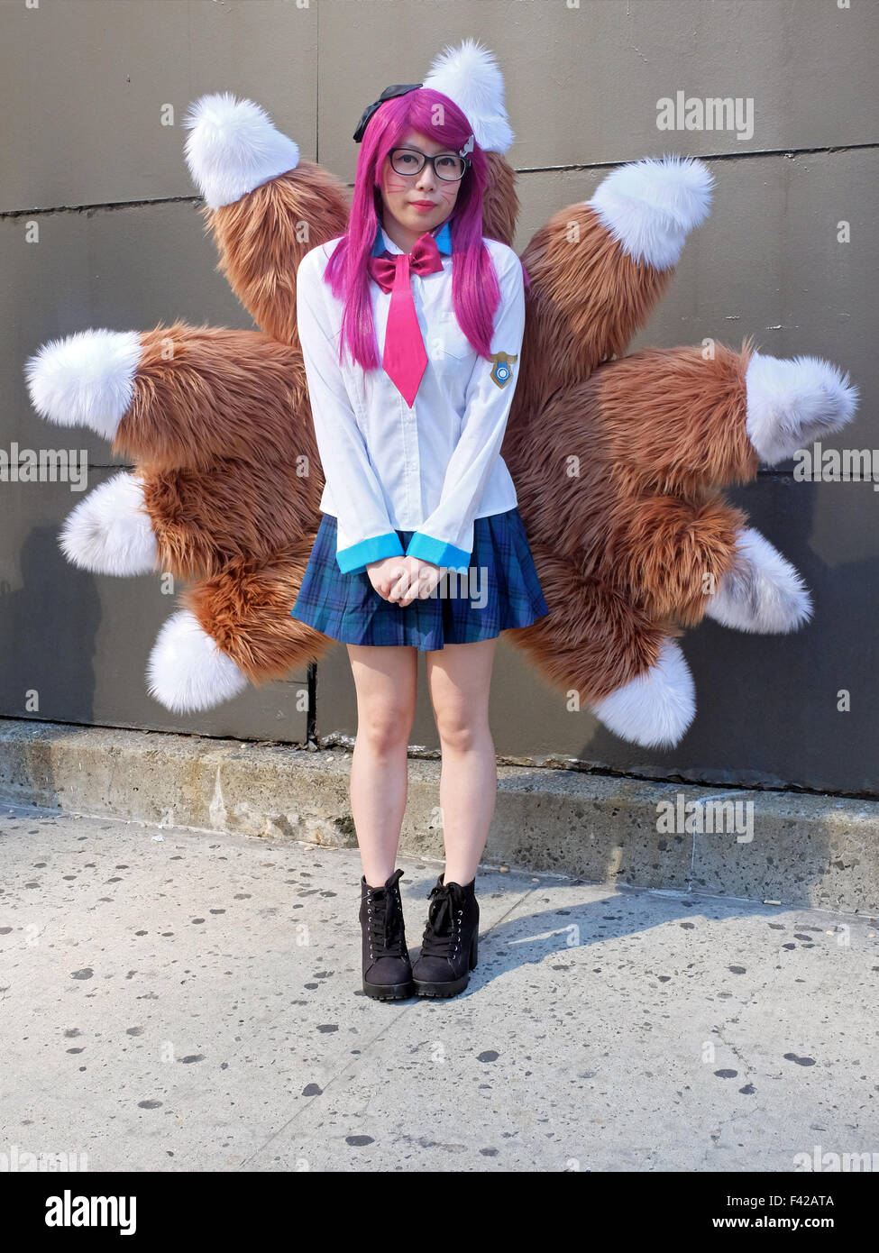 Un giovane partecipante della New York Comic Con 2015 vestito come Ahri dalla Lega delle leggende. Foto Stock