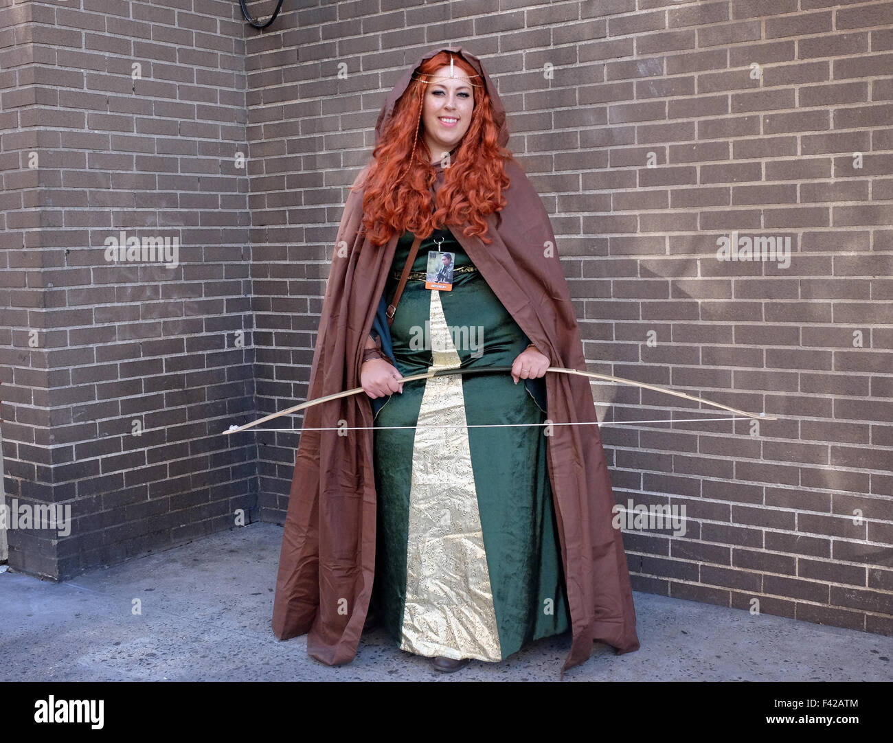 Un partecipante di New York Comic Con 2015 abiti come Merida Brave dal film del 2012 Brave Foto Stock