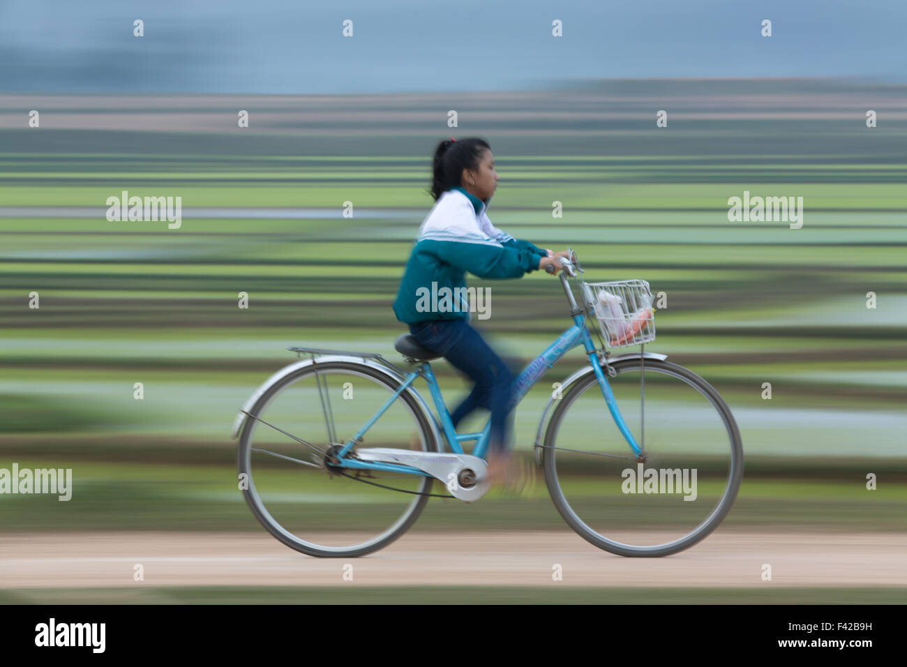 Una ragazza di scuola di ciclismo nr Phong Nha, Quảng Bình Provincia, Vietnam Foto Stock