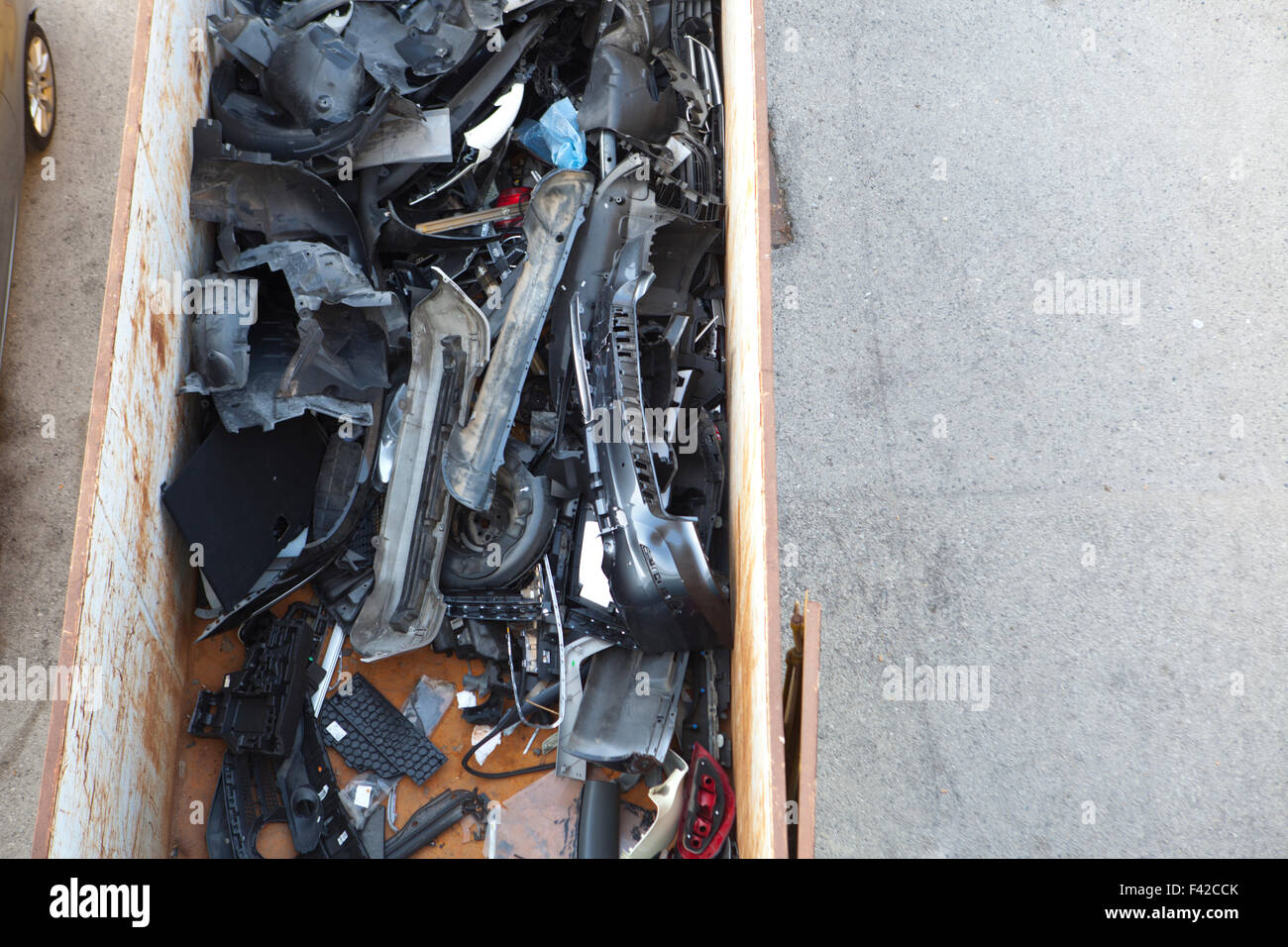 Contenitore pieno di pezzi di vetture in officina per auto Foto Stock