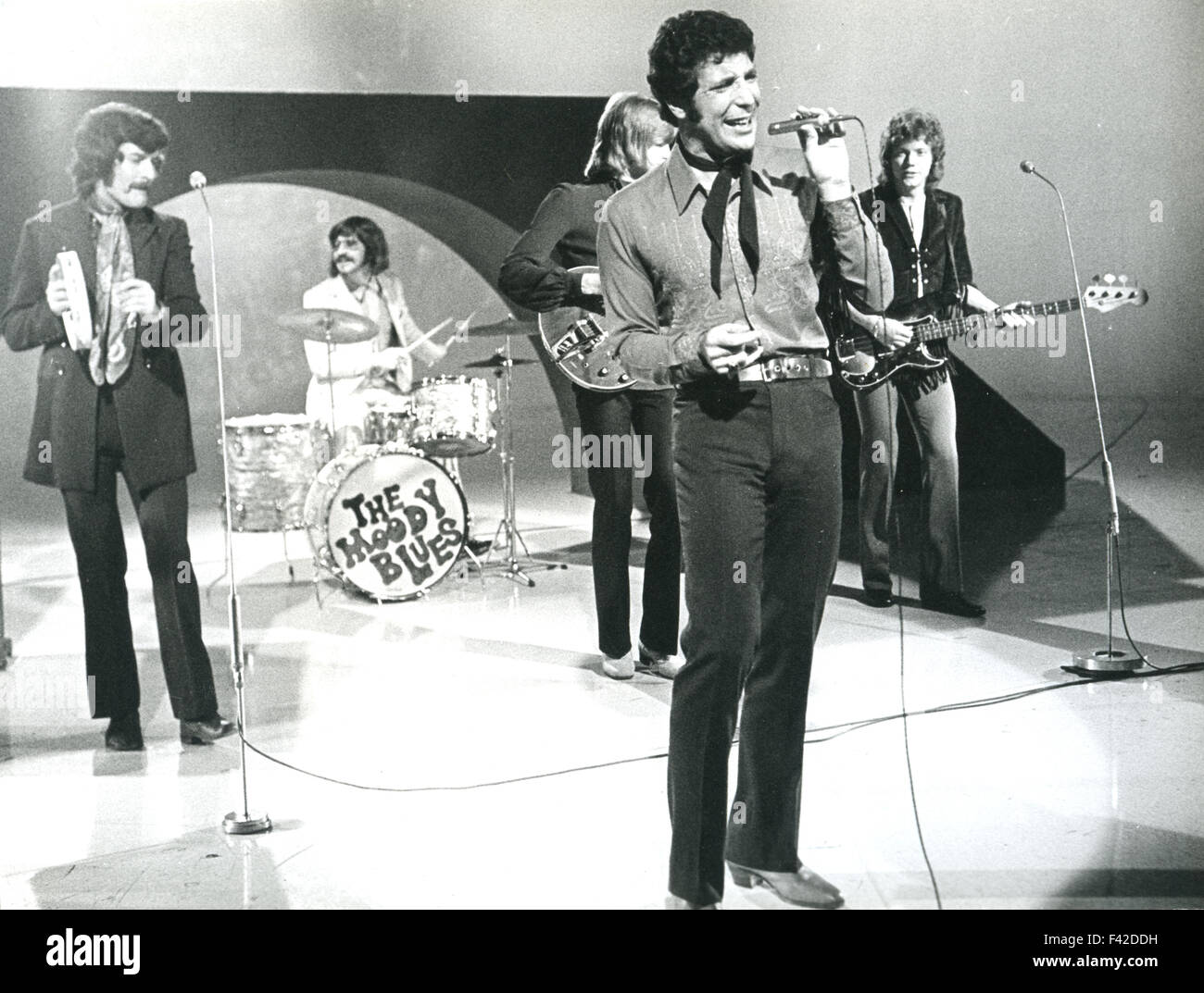 TOM JONES cantante gallese con la Moody Blues in spettacolo di apertura della prima stagione del suo show televisivo "Questo è Tom Jones" nel luglio 1969 Foto Stock