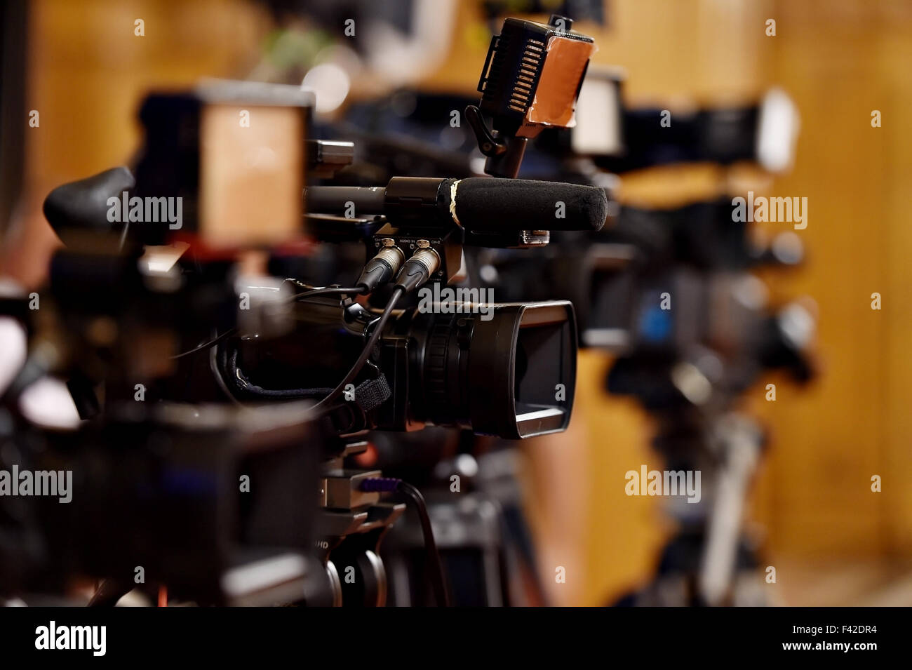 Diverse telecamere in una fila in una conferenza stampa Foto Stock