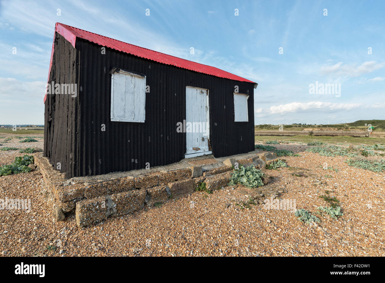 La capanna di rosso, un punto di riferimento locale sulla spiaggia a Rye in East Sussex Foto Stock
