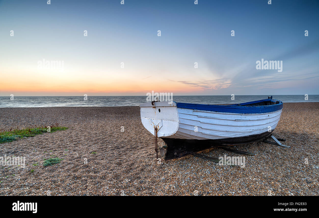 Una barca da pesca sulla spiaggia di ciottoli a Aldeburgh sulla costa di Suffolk Foto Stock