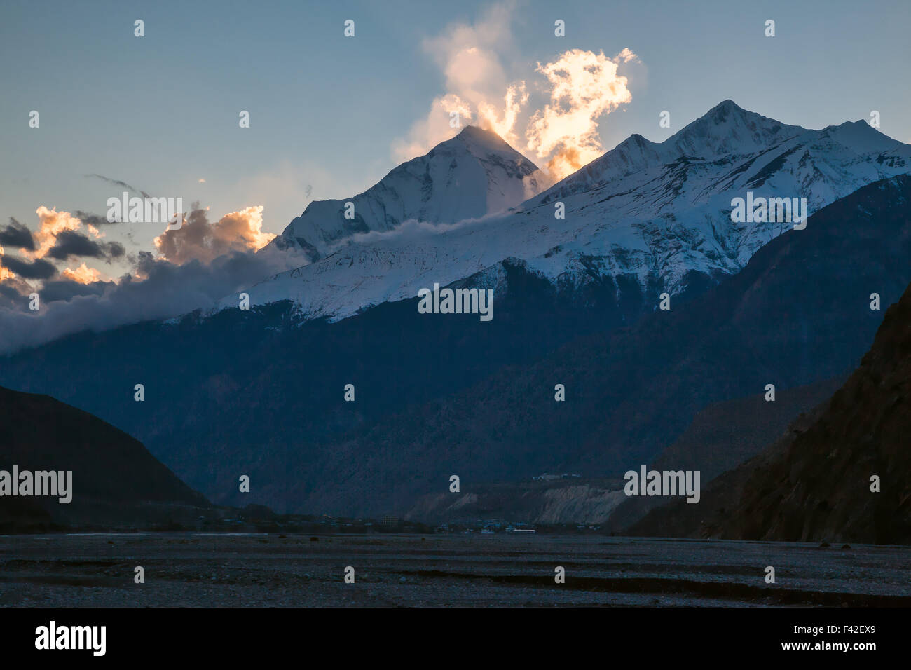 Nilgiri vista dal villaggio di Kagbeni. Circuito di Annapurna trek. Mustang. Il Nepal Foto Stock