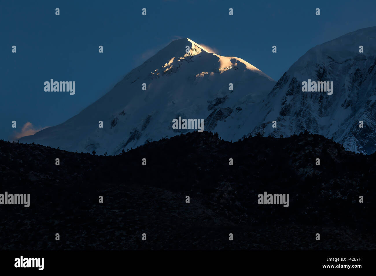 Nilgiri vista dal villaggio Jomsom. Circuito di Annapurna trek. Mustang. Il Nepal Foto Stock