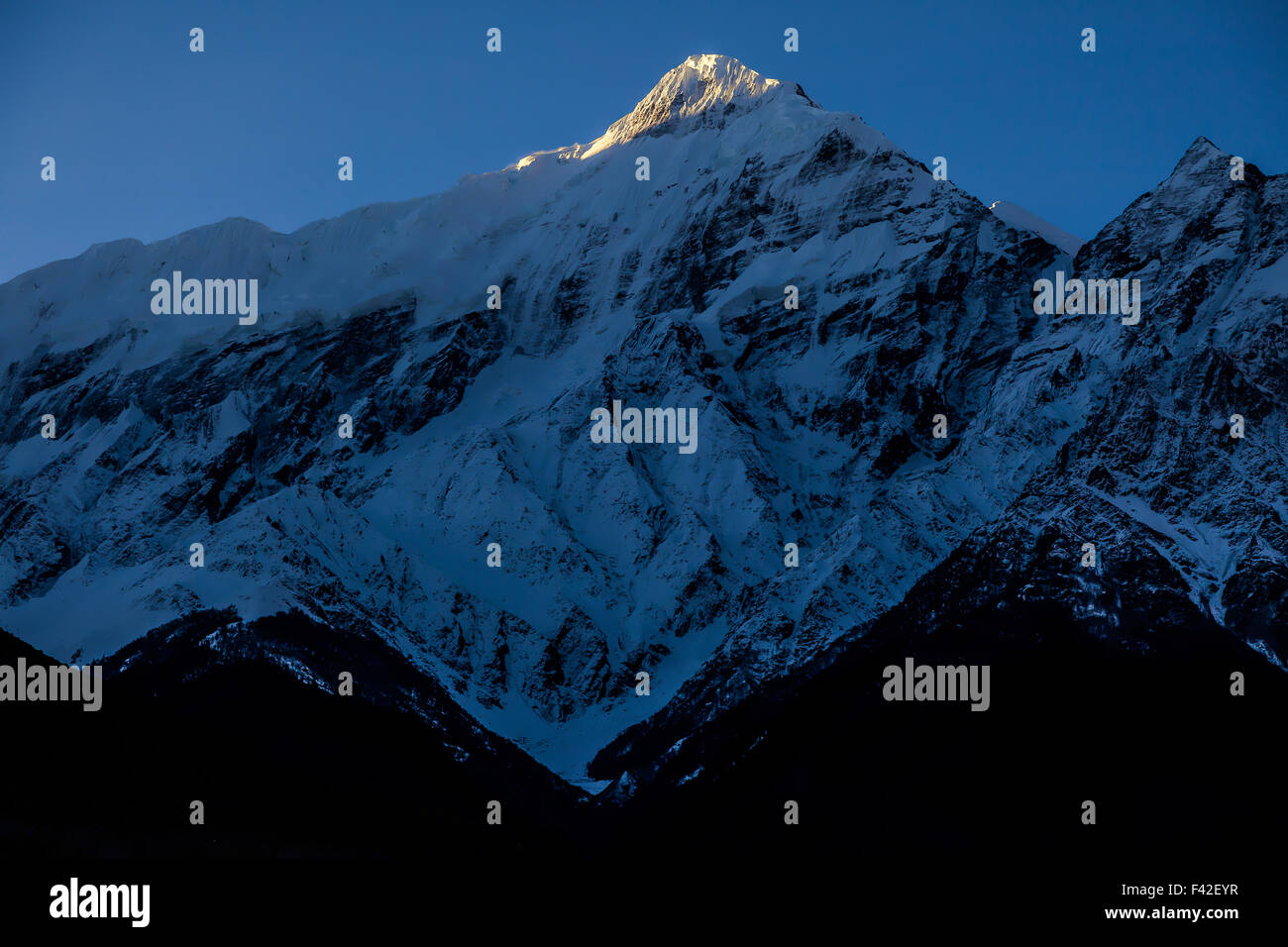 Nilgiri Himal. vista dal villaggio Jomsom. Circuito di Annapurna trek. Mustang. Il Nepal Foto Stock
