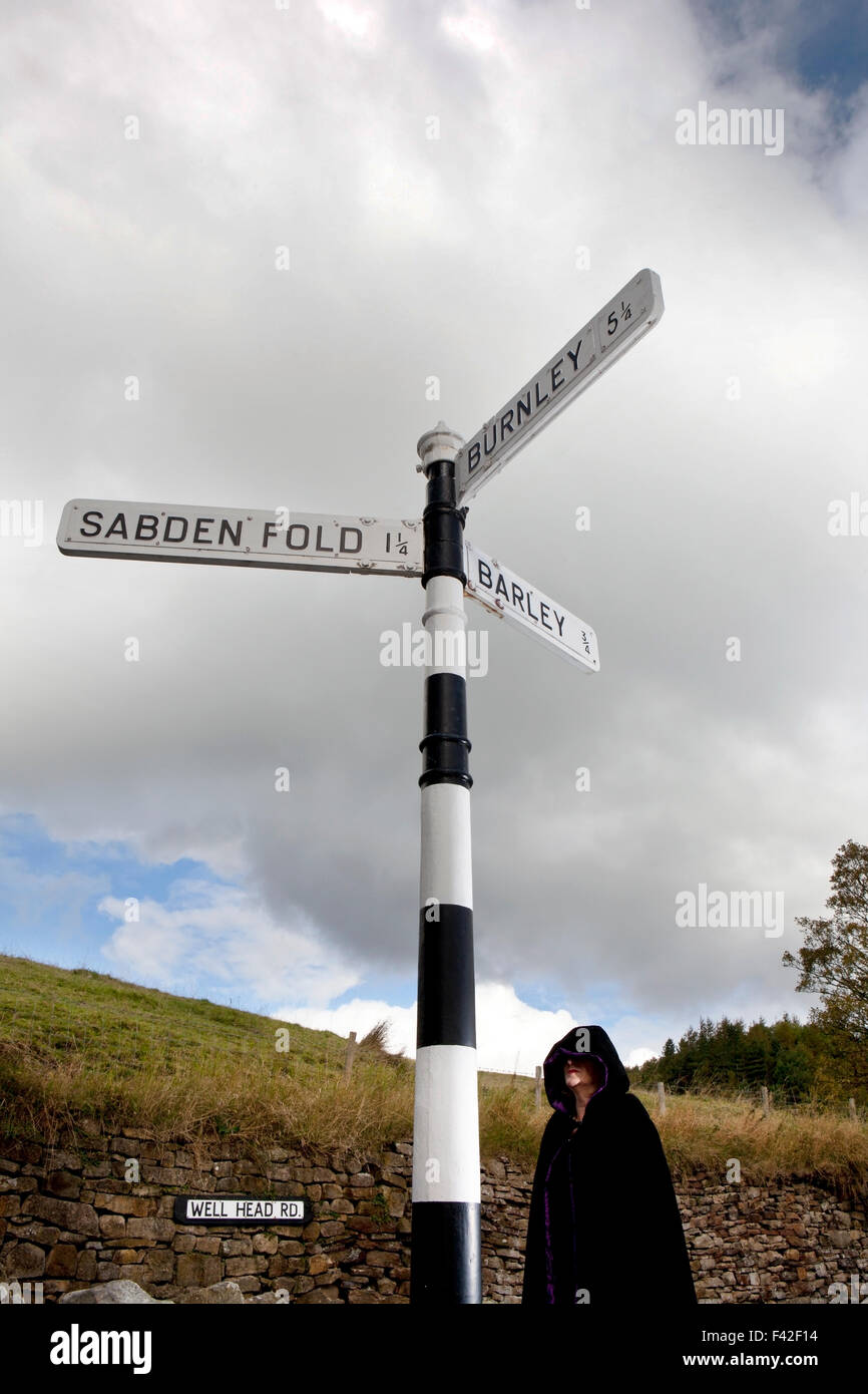 Segno di post o modo marcatore in Colne, mostrando il famoso itinerario streghe percorso da Sabden piega, Lancashire, Regno Unito Foto Stock