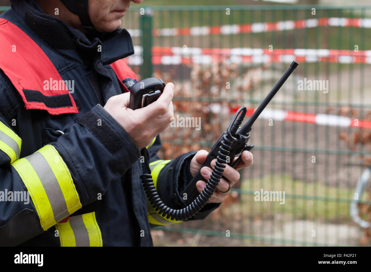 Vigile del fuoco con un walkie-talkie Foto Stock