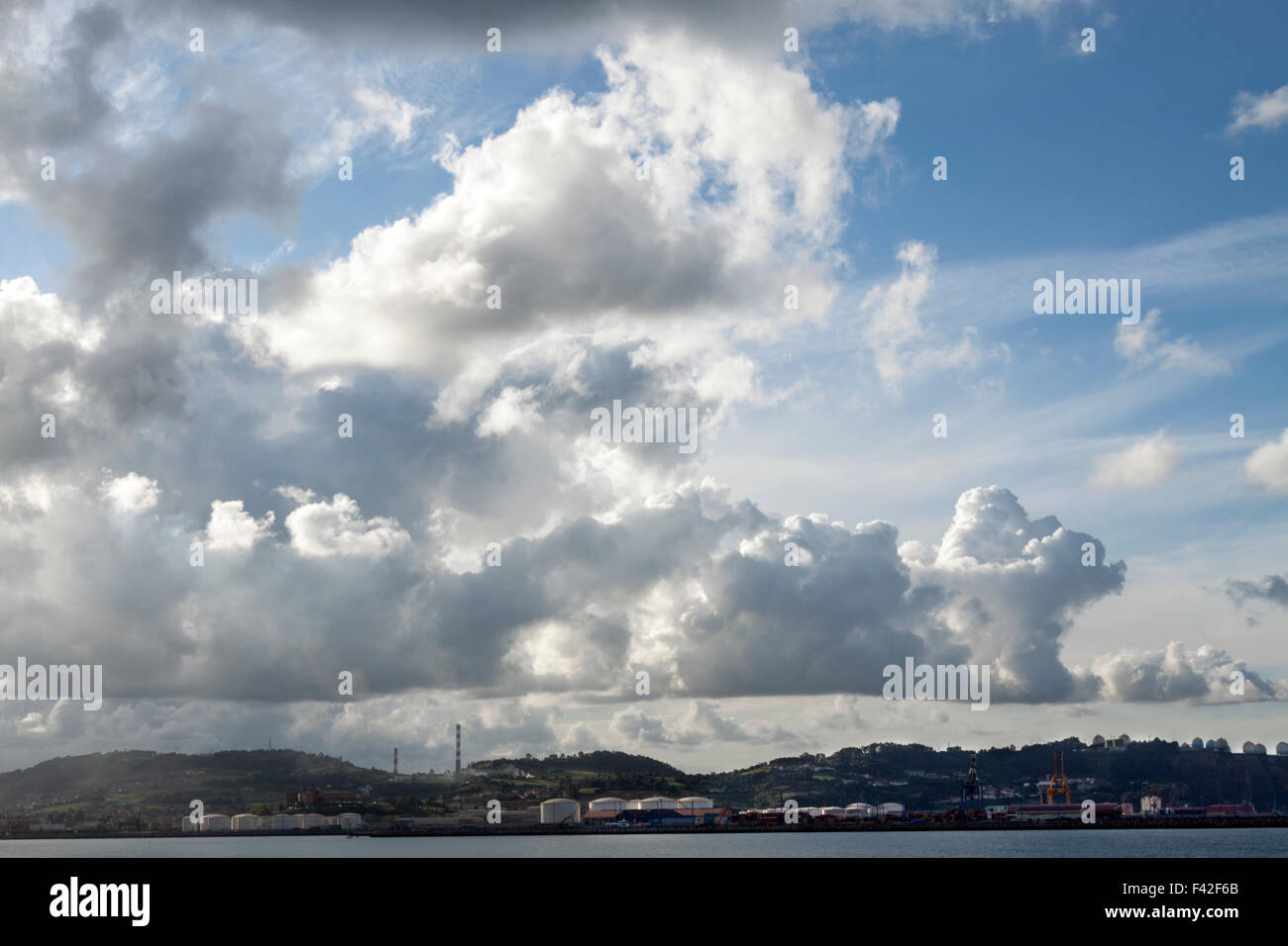 Una vista orizzontale di un paesaggio di Gijón, Asturie con un magnifico cielo molto nuvoloso Foto Stock