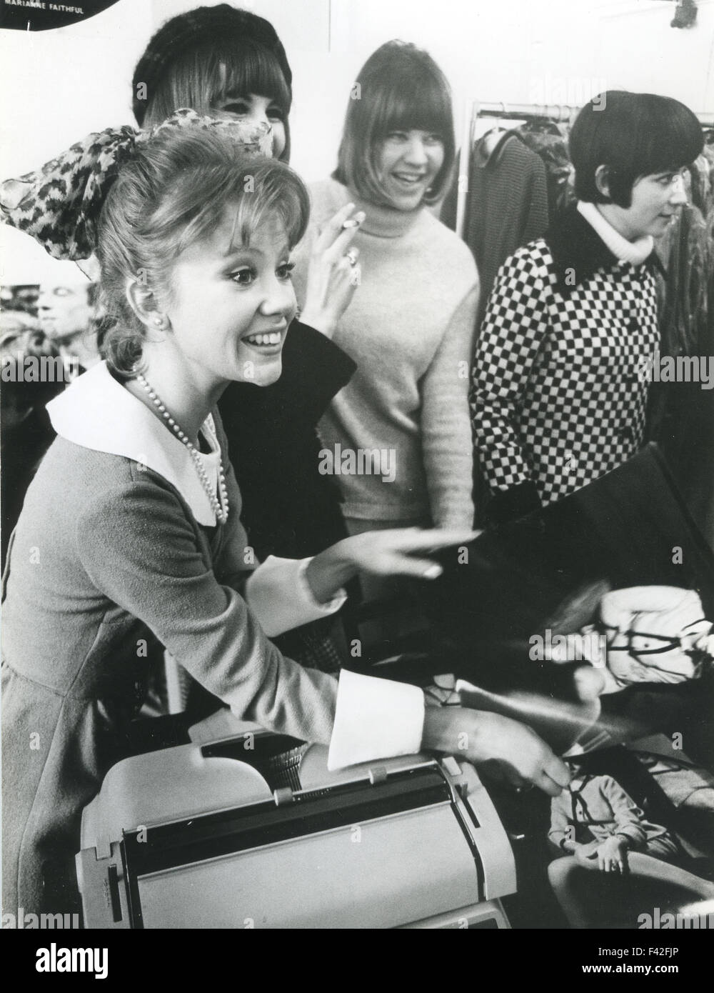 HAYLEY MILLS attrice inglese visiti la London showroom di moda designer Caroline Charles (a destra) nel marzo 1965. Foto Tony Gale Foto Stock