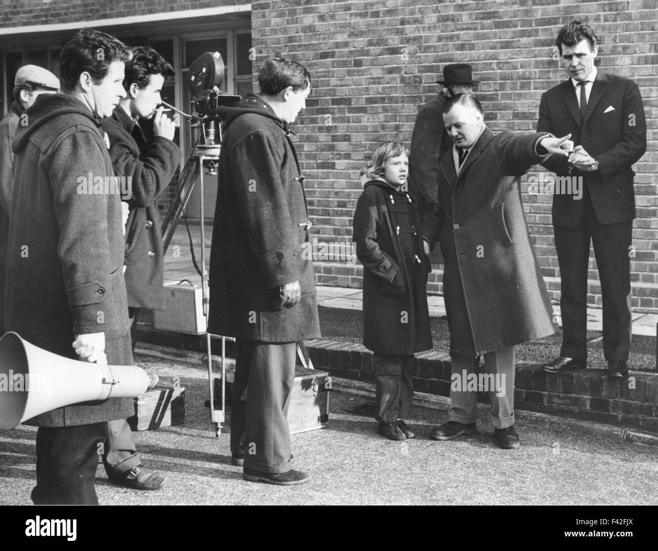 HAYLEY MILLS filmare 'Tiger Bay' nel 1958 con il regista John Lee Thompson rivolto dove egli vuole il suo cammino nella prossima scena Foto Stock