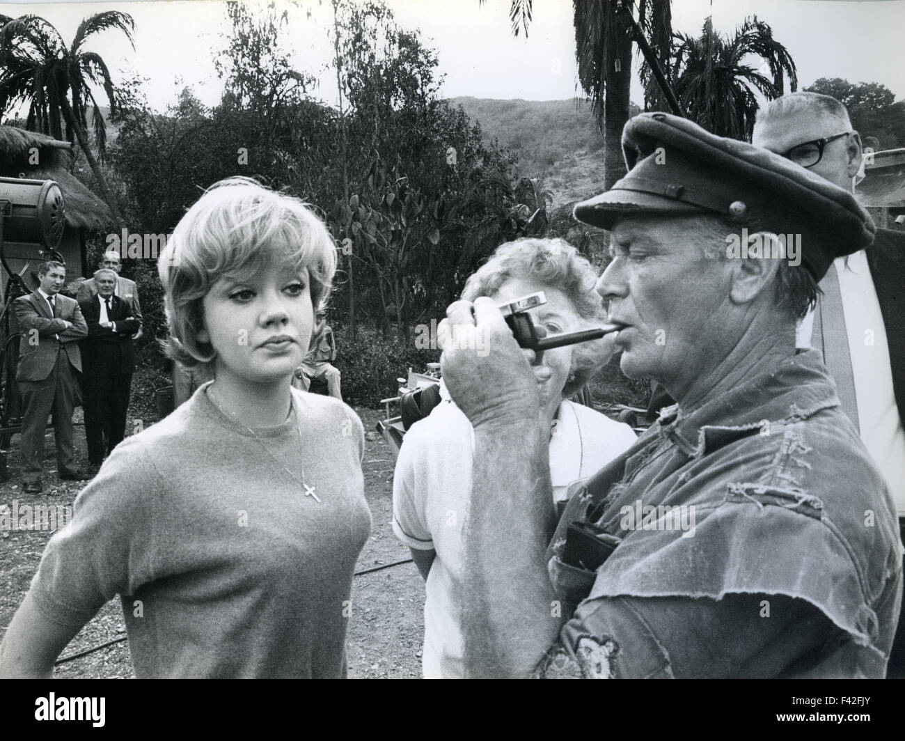 HAYLEY MILLS con suo padre Giovanni mentre egli è stato riprese "Re" di ratto in 1965, Foto Tony Gale Foto Stock