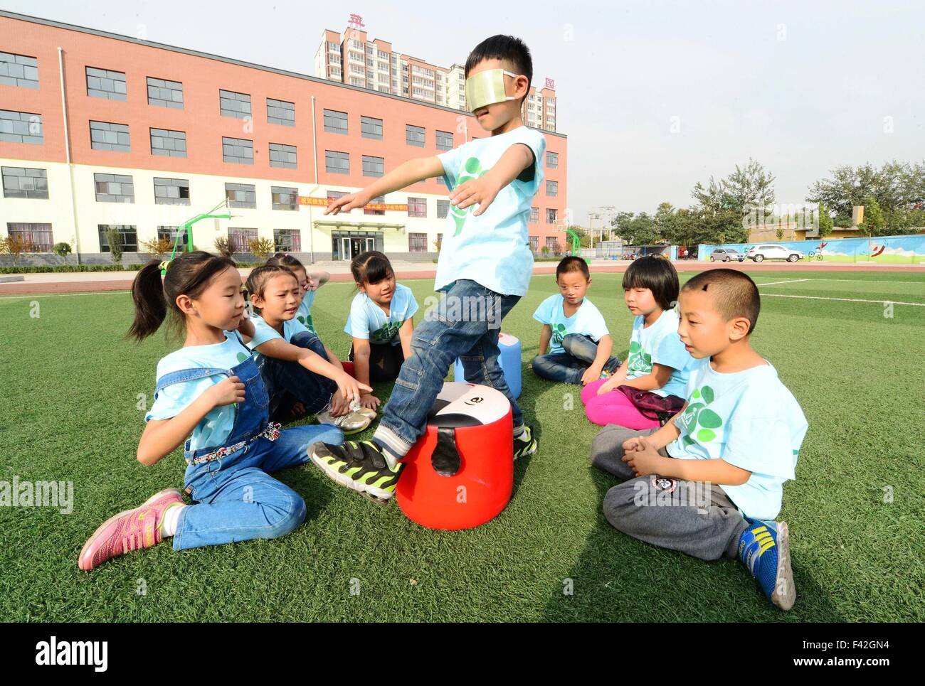 Shijiazhuang, bastone bianco giorno di sicurezza. Xiv oct, 2015. I bambini in una scuola primaria prendere parte ad attività extracurricolari per sperimentare la vita delle persone cieche in Xingtai, nel nord della Cina di nella provincia di Hebei, precedendo il Bastone bianco giorno di sicurezza, il 14 ottobre 2015. Ottobre 15 segna il Bastone bianco il giorno di sicurezza per celebrare i successi delle persone non vedenti o le persone con minorazione visiva. © Zhu Xudong/Xinhua/Alamy Live News Foto Stock