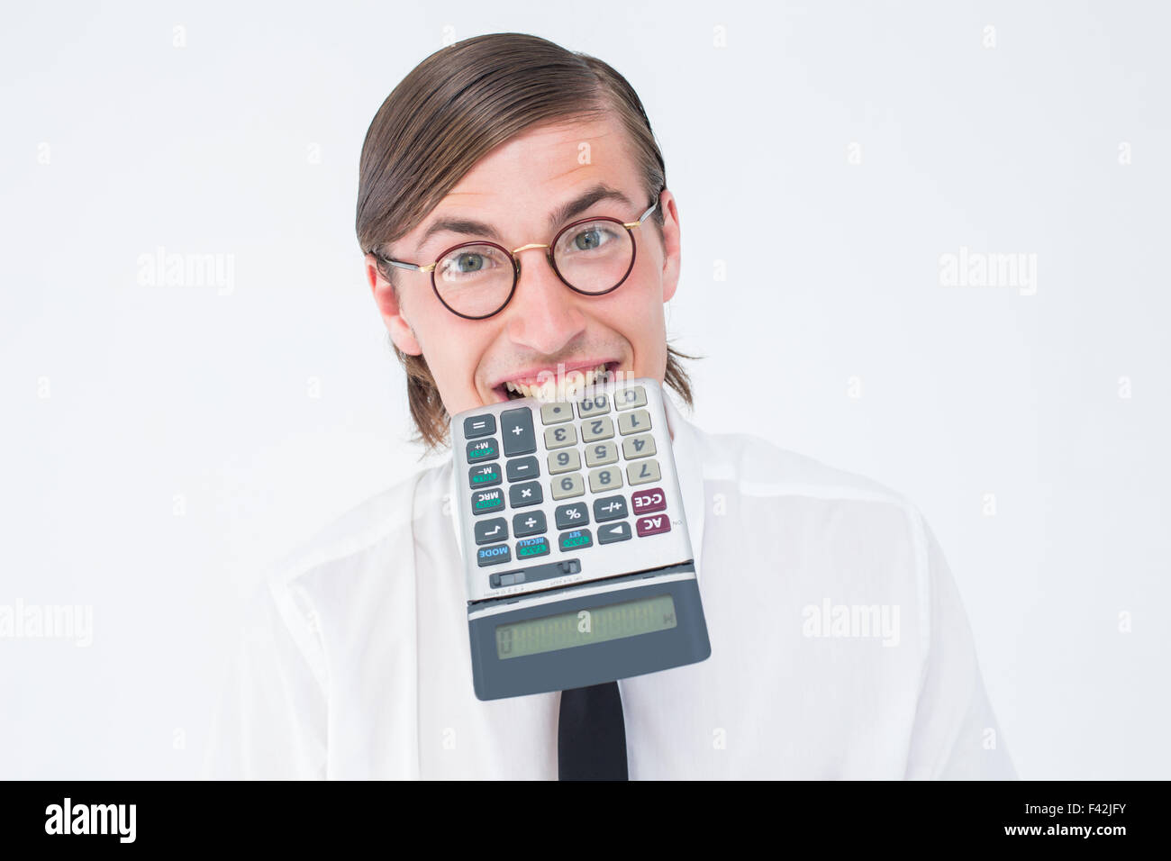 Geeky sorridente imprenditore calcolatrice pungente Foto Stock