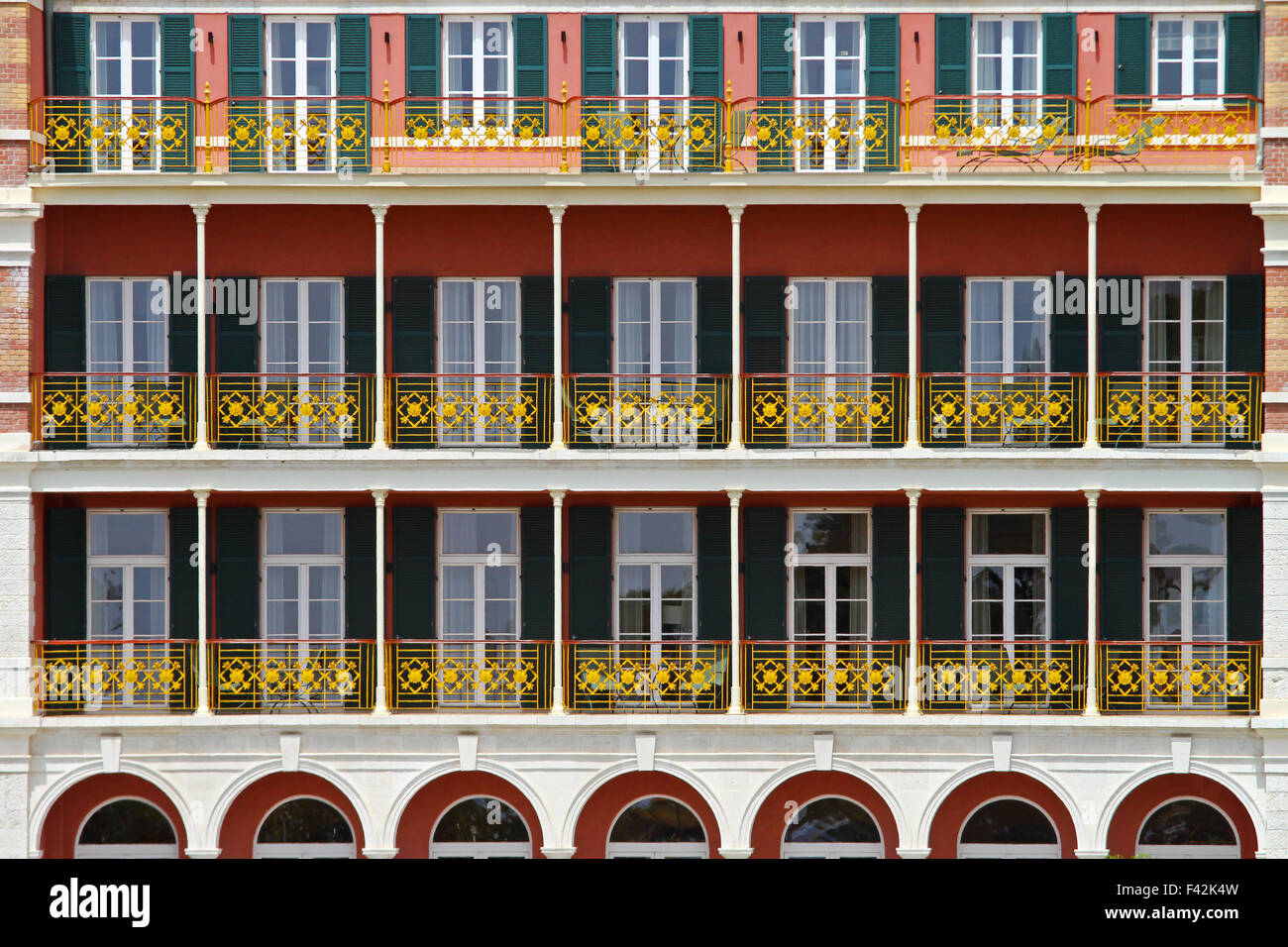 Stile medievale e balconi facciata Foto Stock
