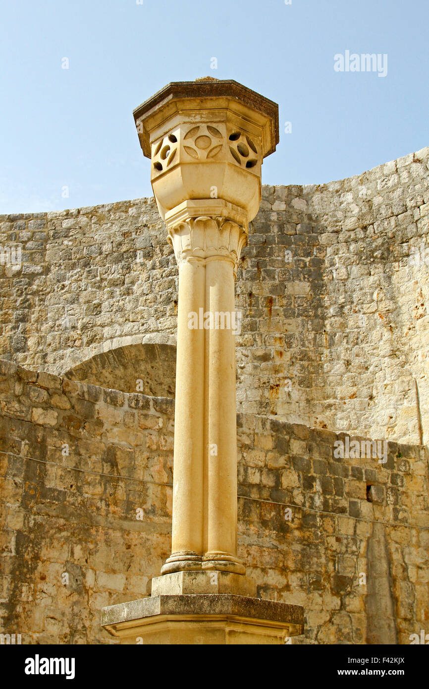 Molto vecchio stile medievale pilastro di Dubrovnik Foto Stock