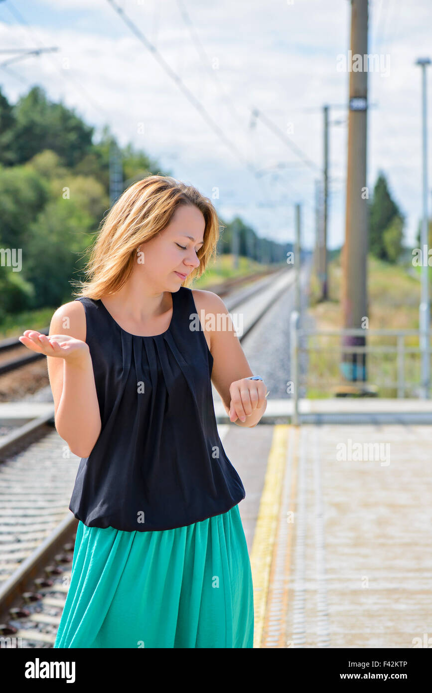 Femmina treno in attesa sulla piattaforma Foto Stock