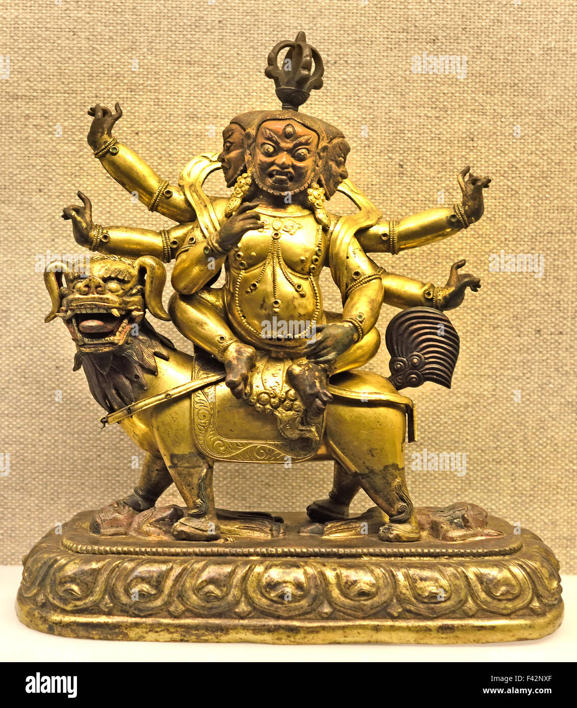 Rame dorato irata Manjushri Bodhisattva Tibet tibetana della dinastia Qing (1644-1911) al Museo di Shanghai di Antica Arte Cinese Cina Foto Stock