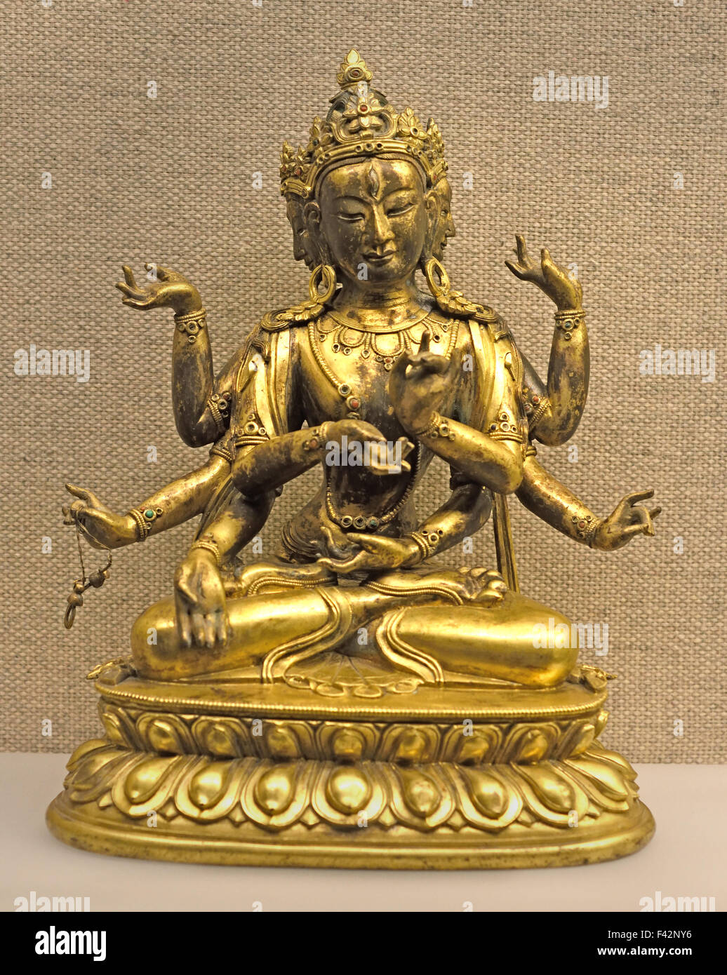 Ottone dorato figurina di Dea tibetana Ushnishavijaya Tibet dinastia Qing (1644-1911) al Museo di Shanghai di Antica Arte Cinese Cina Foto Stock