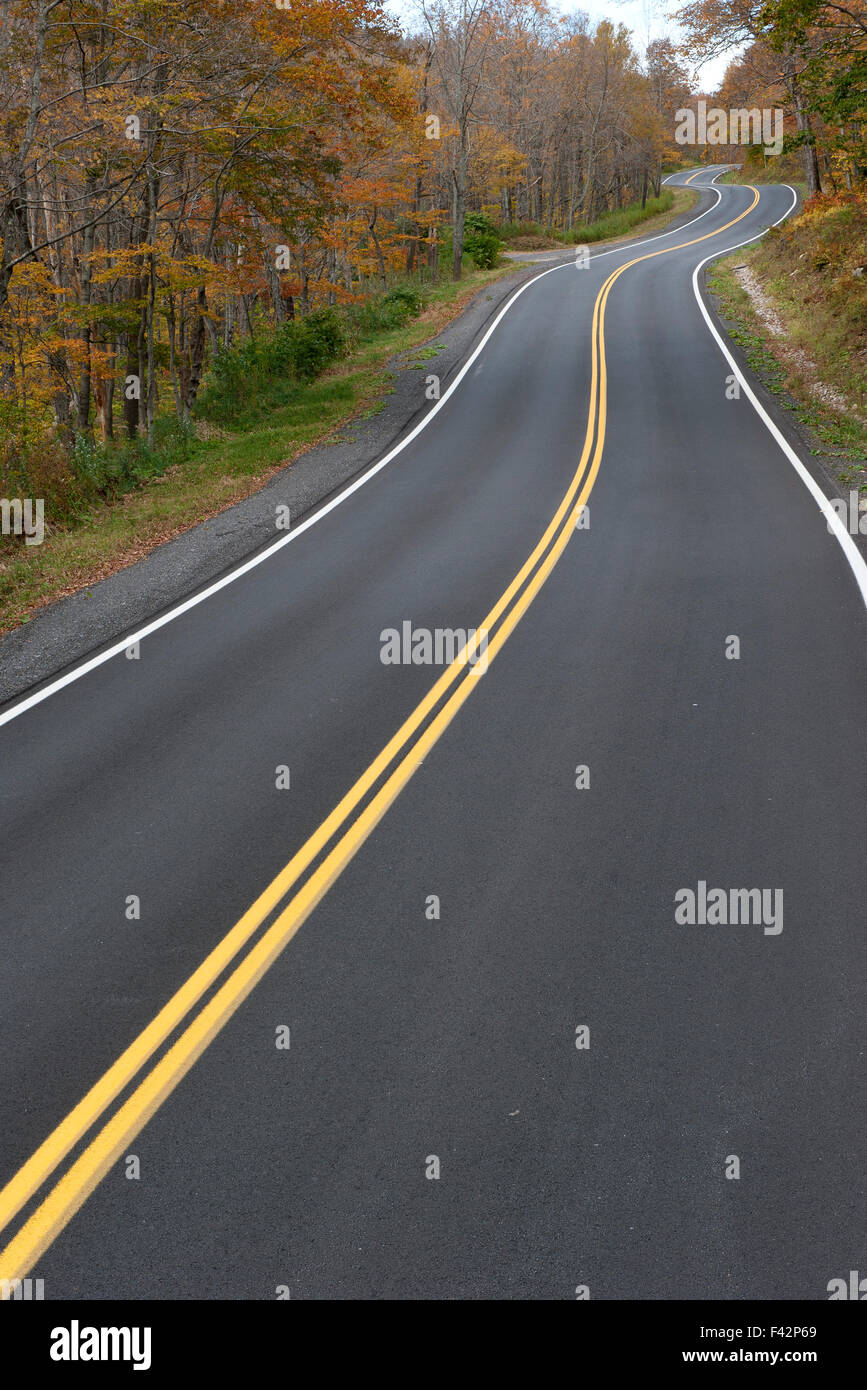 Autostrada attraverso la campagna Foto Stock