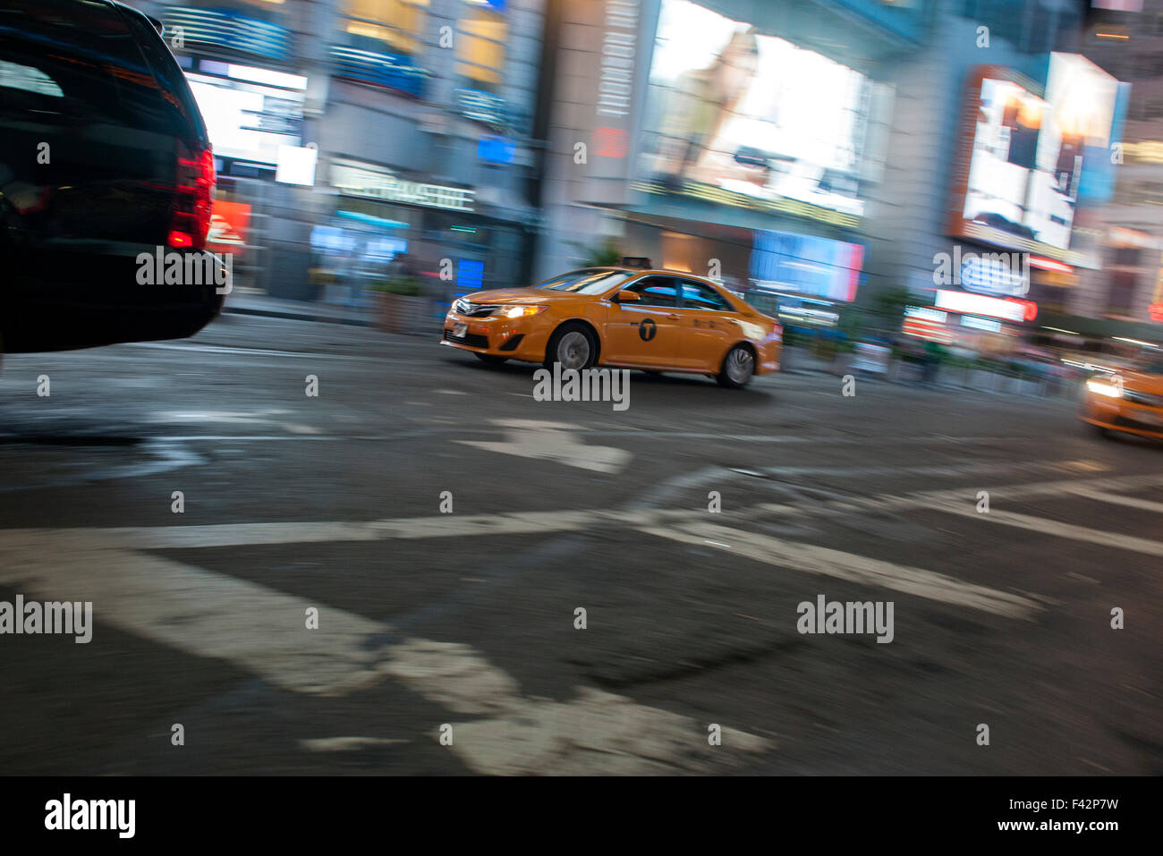 Taxi sulla strada di città di notte Foto Stock