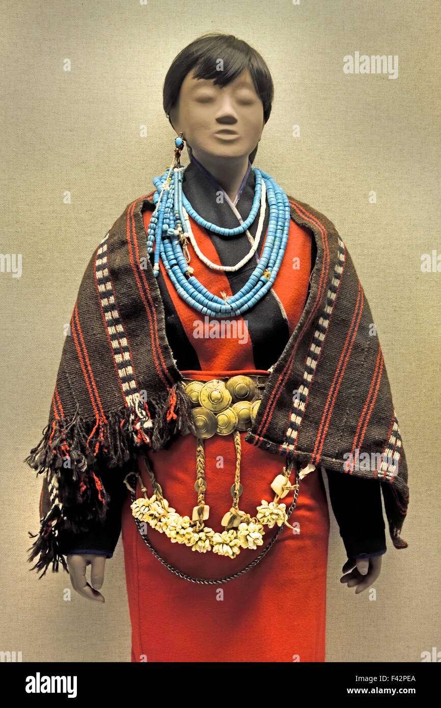 Donna di feltro di lana Ensemble Lhoba ( Chayu, regione autonoma del Tibet 1950 ) al Museo di Shanghai di Antica Arte Cinese Cina Foto Stock