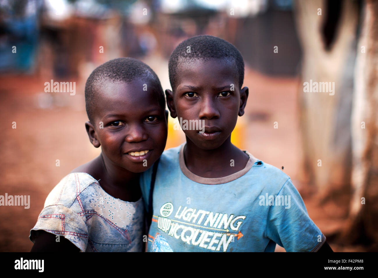 Fratello e Sorella a Mpoko campo per sfollati persona a Bangui, Repubblica Centrale Africana Foto Stock