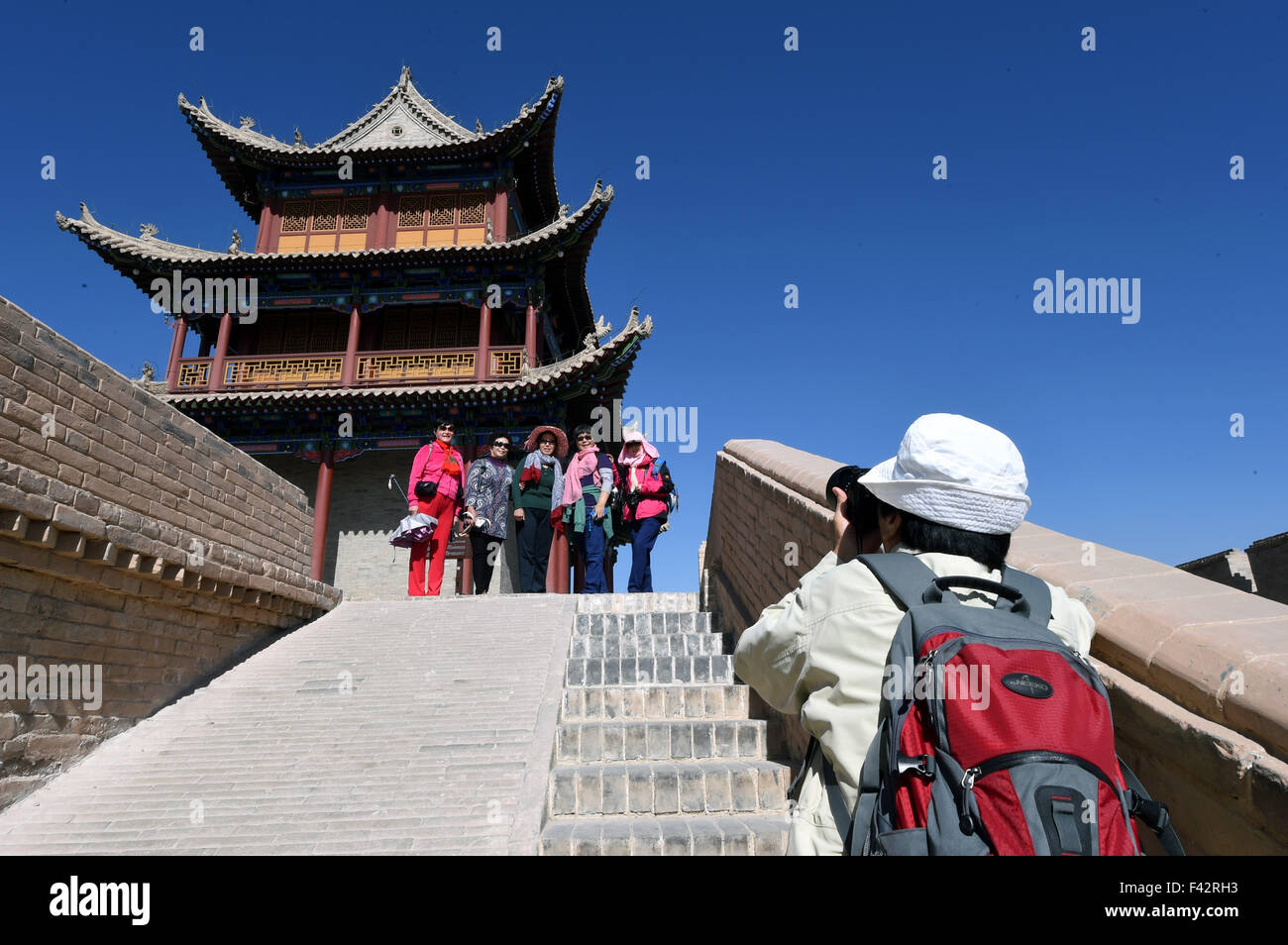 Jiayuguan. Xiv oct, 2015. I turisti di visitare l'antica fortezza di Jiayuguan in Cina nord-occidentale della provincia di Gansu, Ottobre 14, 2015. Il progetto di riparazione di Jiayuguan è terminato ed è stato aperto al pubblico di recente. L'antica fortezza di Jiayuguan fu costruito nel 1372 ed è il terminale occidentale della grande muraglia costruita durante la Dinastia Ming (1368-1644). Il progetto di riparazione ha iniziato a partire dal 2011 con un investimento di 2,03 miliardi di yuan (circa 319 milioni di dollari). © Peikun ventola/Xinhua/Alamy Live News Foto Stock
