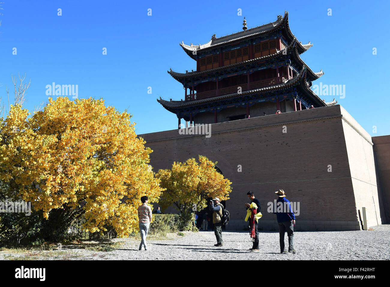 Jiayuguan. Xiv oct, 2015. I turisti di visitare l'antica fortezza di Jiayuguan in Cina nord-occidentale della provincia di Gansu, Ottobre 14, 2015. Il progetto di riparazione di Jiayuguan è terminato ed è stato aperto al pubblico di recente. L'antica fortezza di Jiayuguan fu costruito nel 1372 ed è il terminale occidentale della grande muraglia costruita durante la Dinastia Ming (1368-1644). Il progetto di riparazione ha iniziato a partire dal 2011 con un investimento di 2,03 miliardi di yuan (circa 319 milioni di dollari). © Peikun ventola/Xinhua/Alamy Live News Foto Stock
