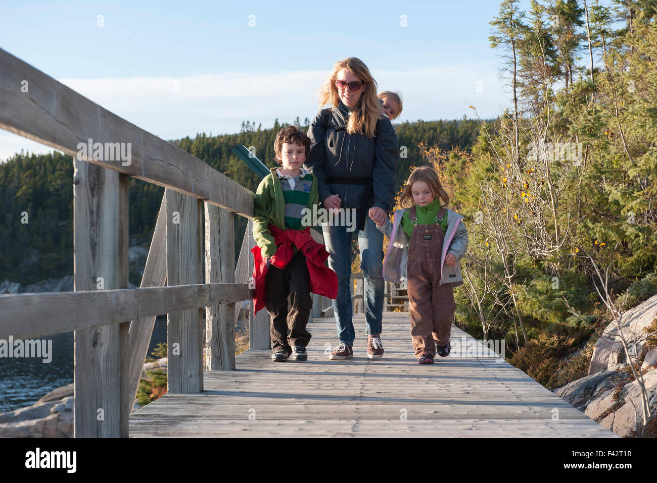 Madre e tre figli per godersi la natura a piedi Foto Stock