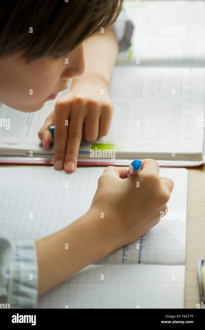 Ragazzo facendo i compiti di scuola Foto Stock