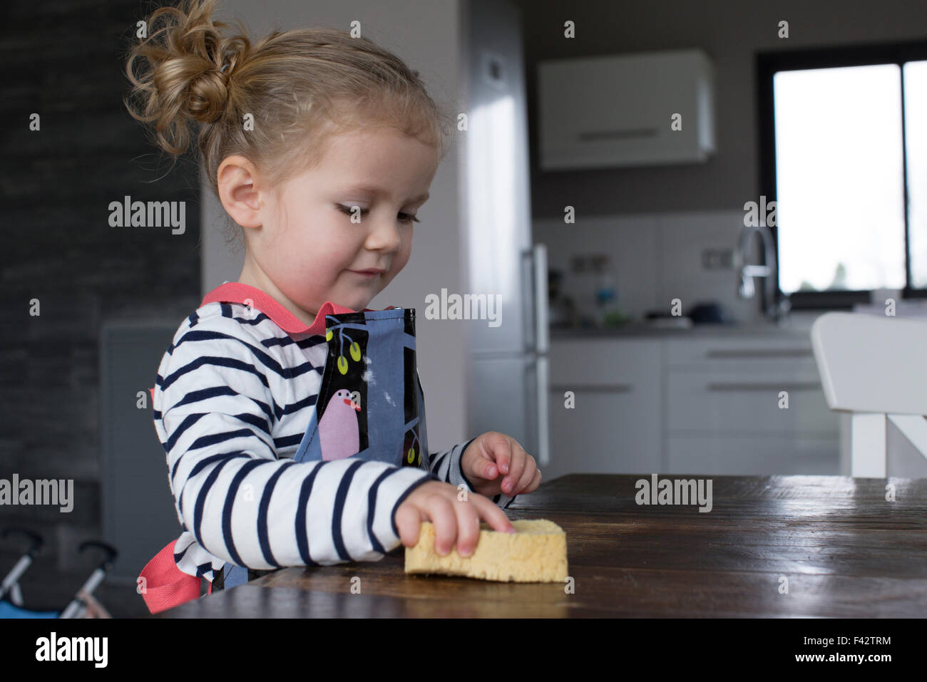 Bambina tabella di strofinamento con spugna Foto Stock