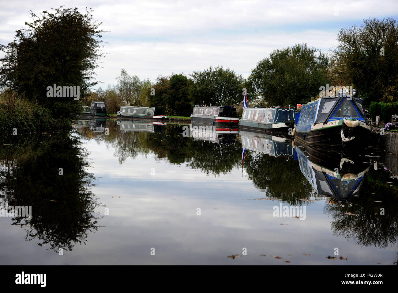 Barche ormeggiate al Red Rock, Wigan, Lancashire, il Leeds Liverpool Canal, catturati nei deboli sole autunnale. Foto Stock