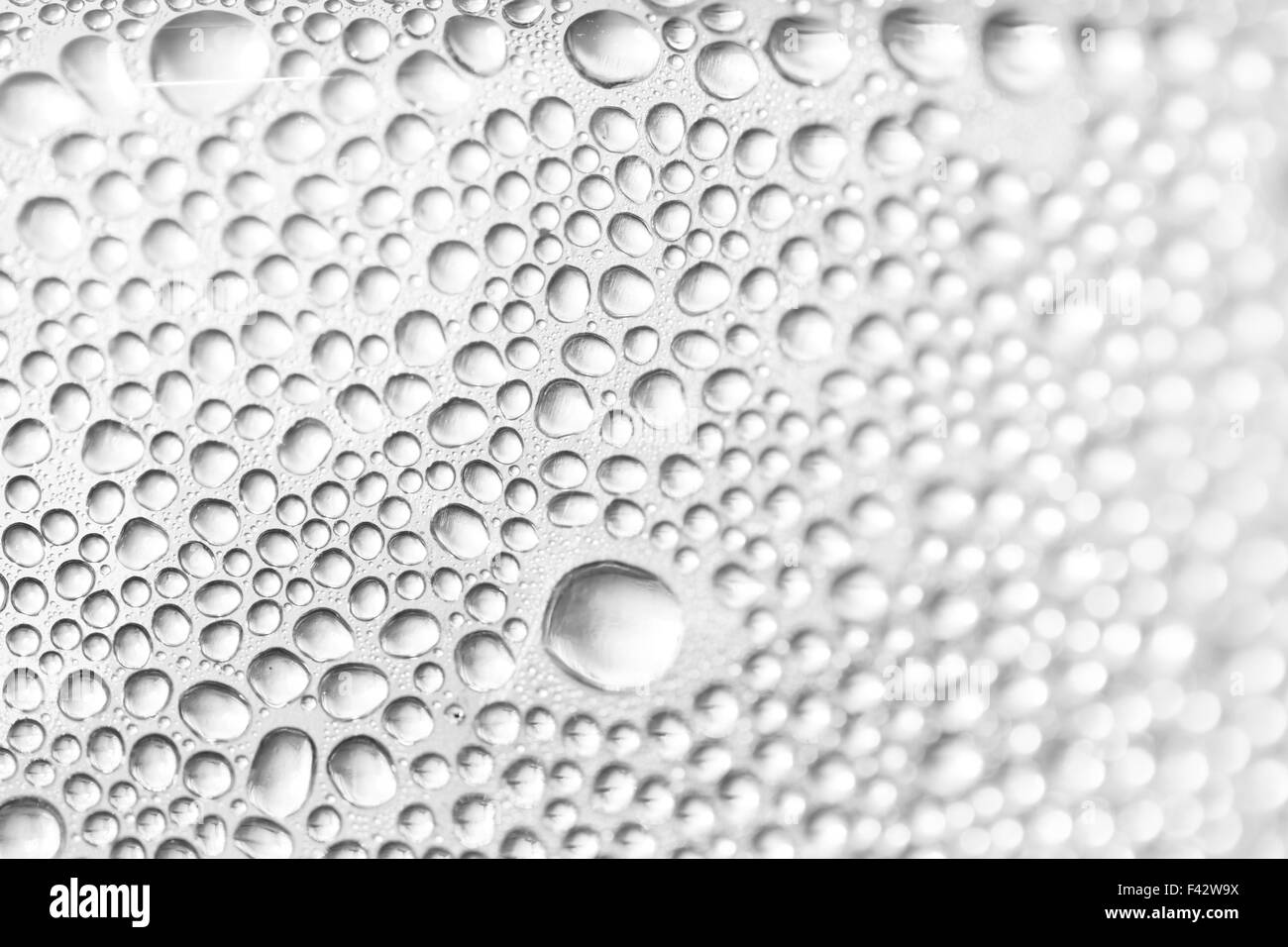 Gocce di acqua sul vetro Foto Stock