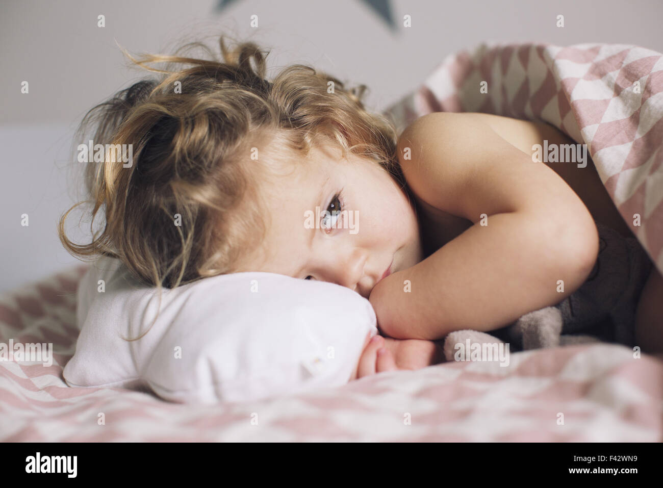 Bambina sdraiata per un pisolino Foto Stock