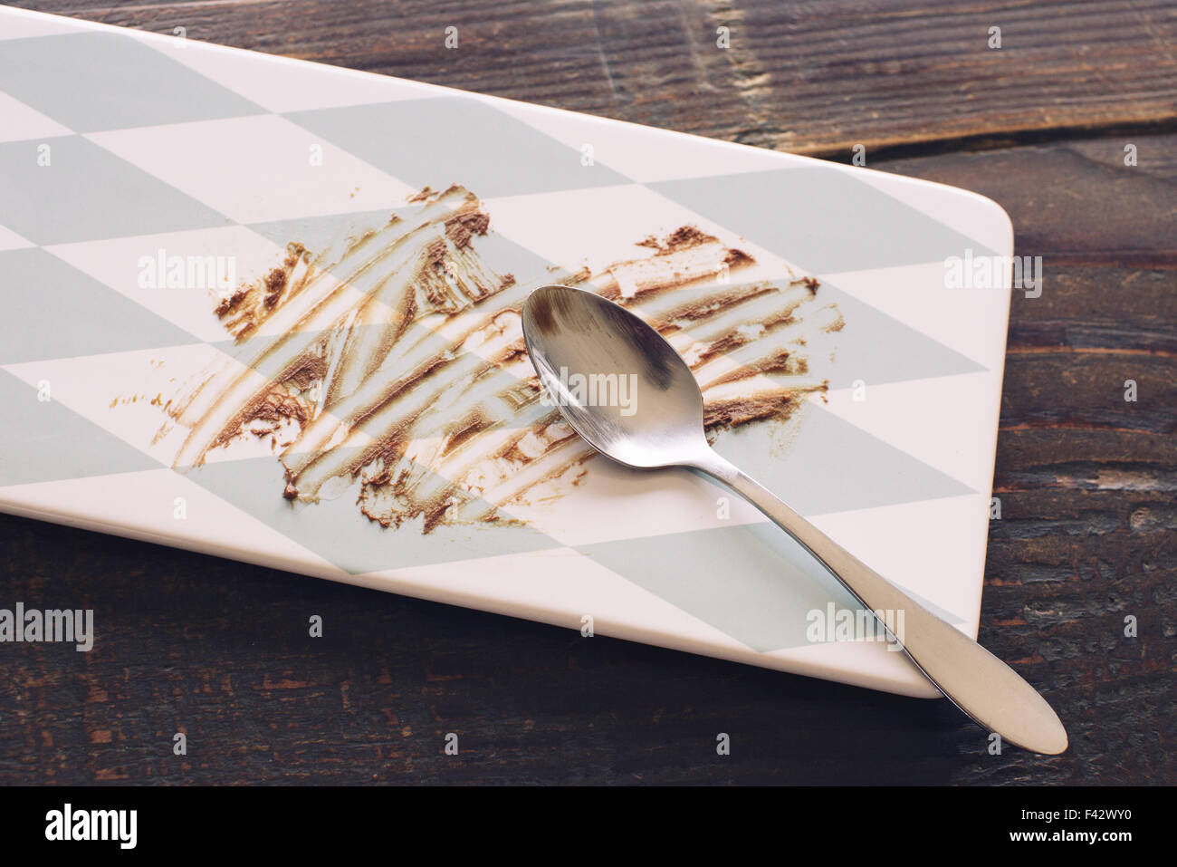 Vuoto piatto da dessert cosparso con il cioccolato Foto Stock