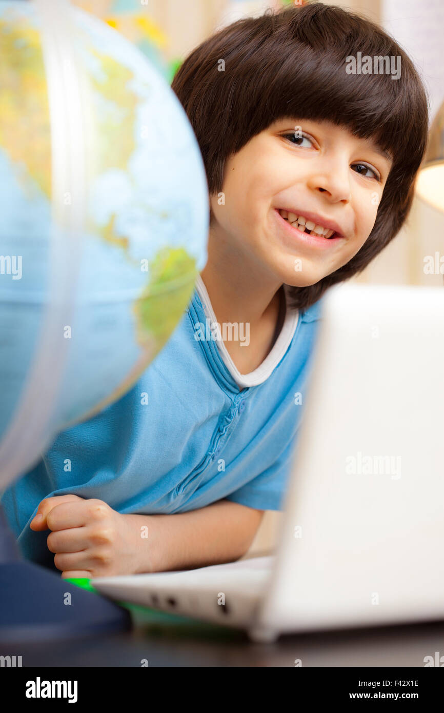 Ragazzo su una lezione di geografia Foto Stock