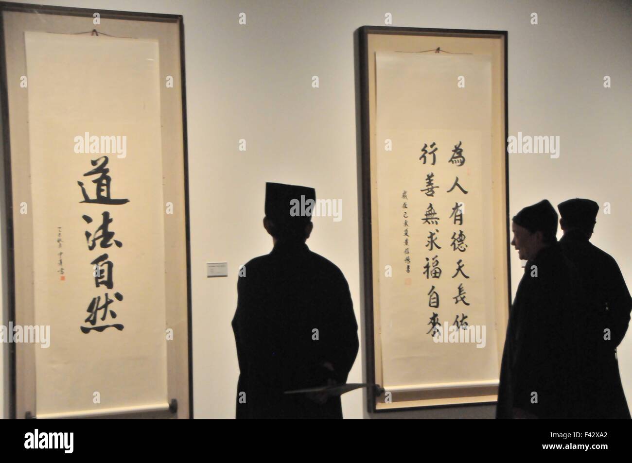 Hangzhou, cinese della Provincia di Zhejiang. Xiv oct, 2015. Persone di visualizzare le opere durante una religione-relative pittura e calligrafia mostra di Hangzhou, a est della capitale cinese della Provincia di Zhejiang, il 14 ottobre 2015. La mostra la visualizzazione di un totale di 150 opere d'arte, aperto qui mercoledì. © Zhu Yinwei/Xinhua/Alamy Live News Foto Stock