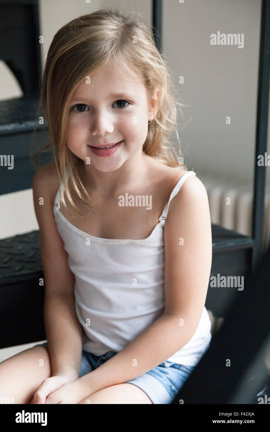 Vista dall'alto cute Little 2-3 anni prescolare bambino ragazzo bambino  dormire dolcemente in culla bianca durante il pranzo riposo in pajama blu  con cuscino a casa Foto stock - Alamy