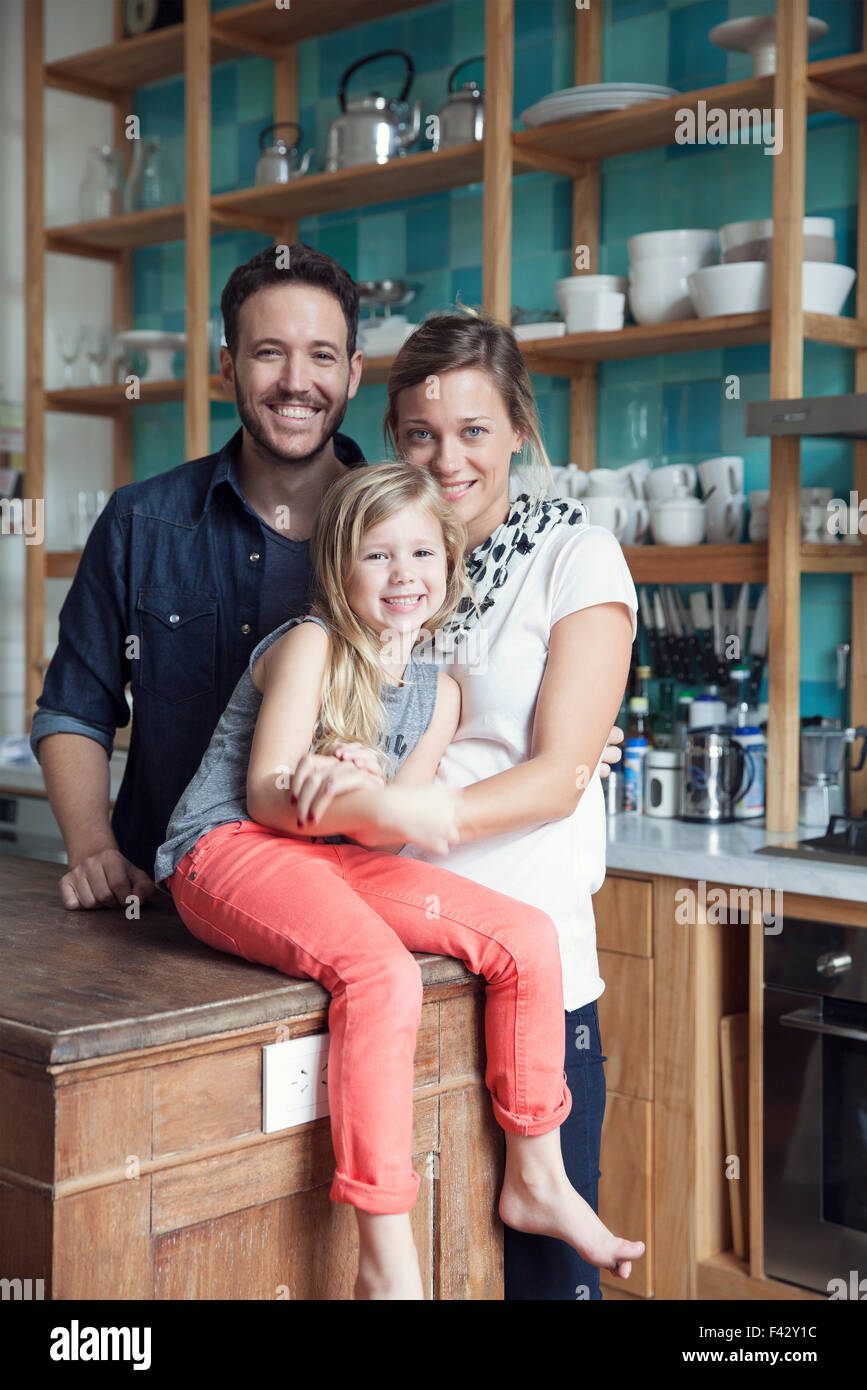 La famiglia a casa insieme in cucina, ritratto Foto Stock