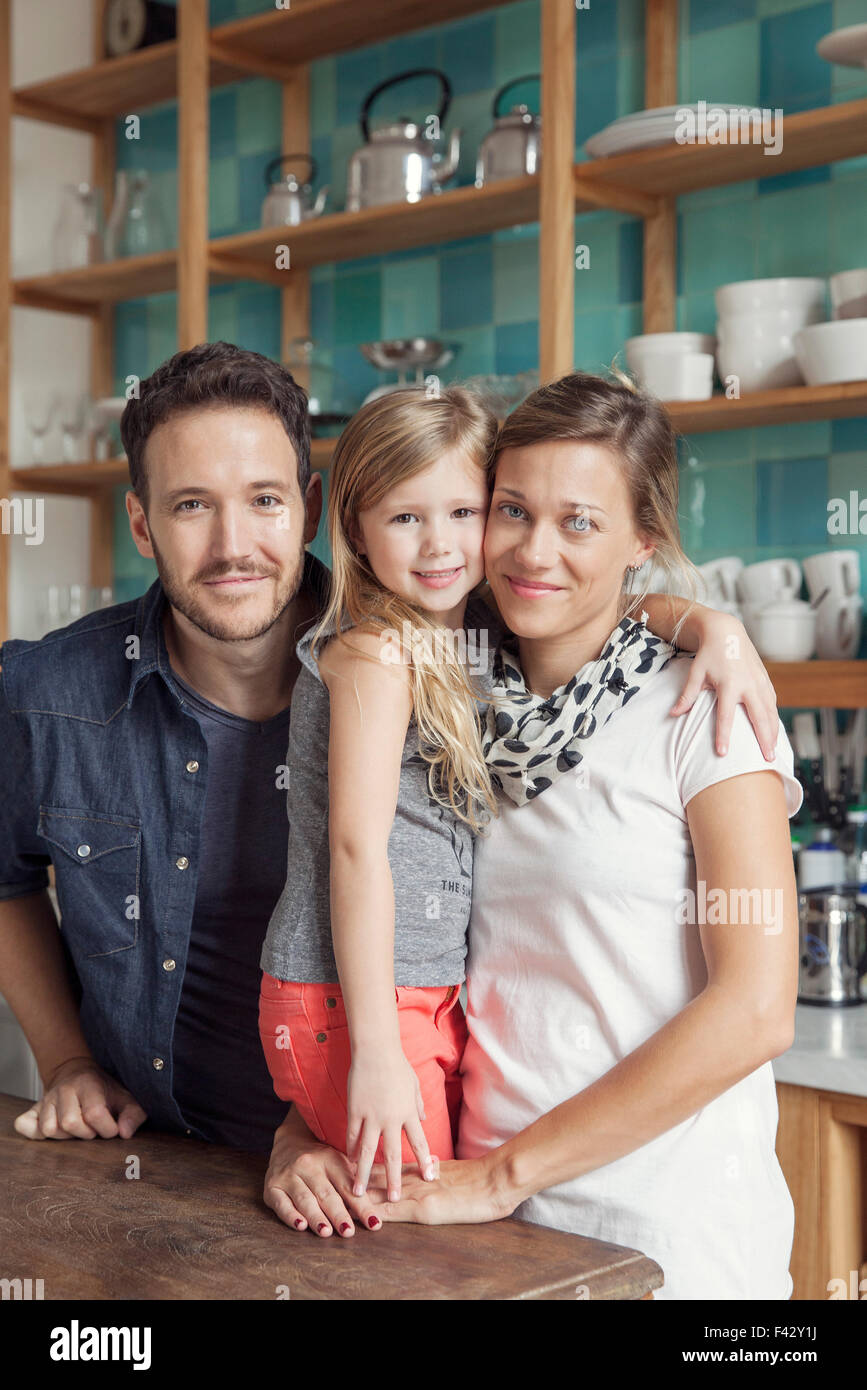 La famiglia a casa insieme in cucina, ritratto Foto Stock