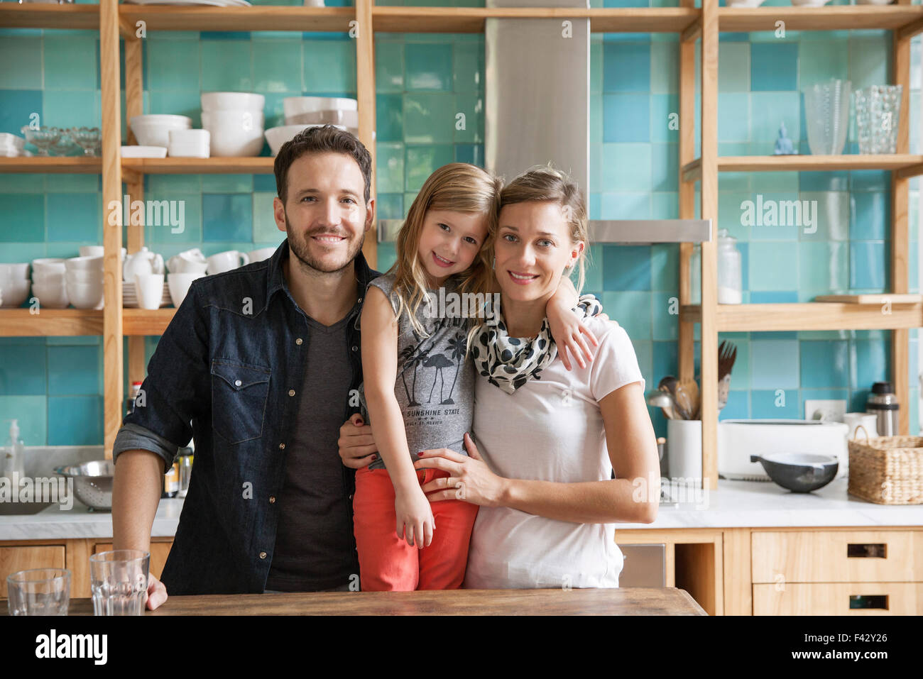 La famiglia a casa insieme in cucina, ritratto Foto Stock