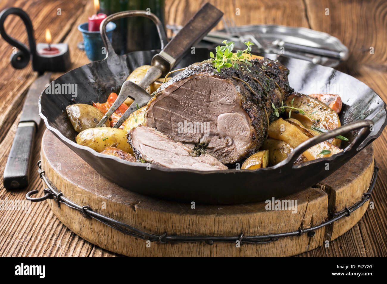 Arrosto di agnello in padella Foto Stock