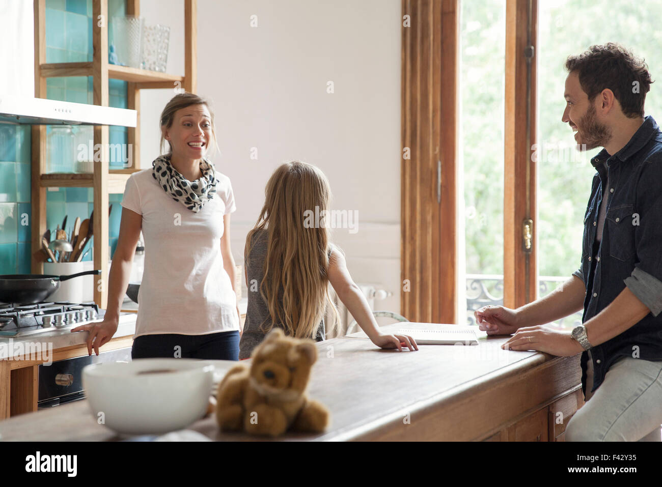 Famiglia di trascorrere del tempo insieme a casa Foto Stock