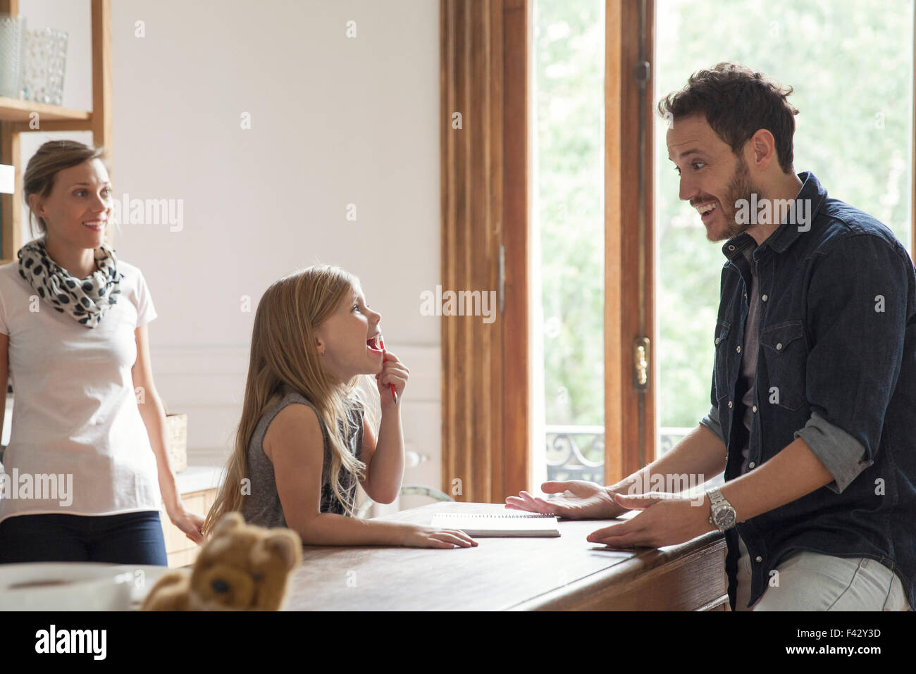 Padre condividere grandi novità con la famiglia Foto Stock