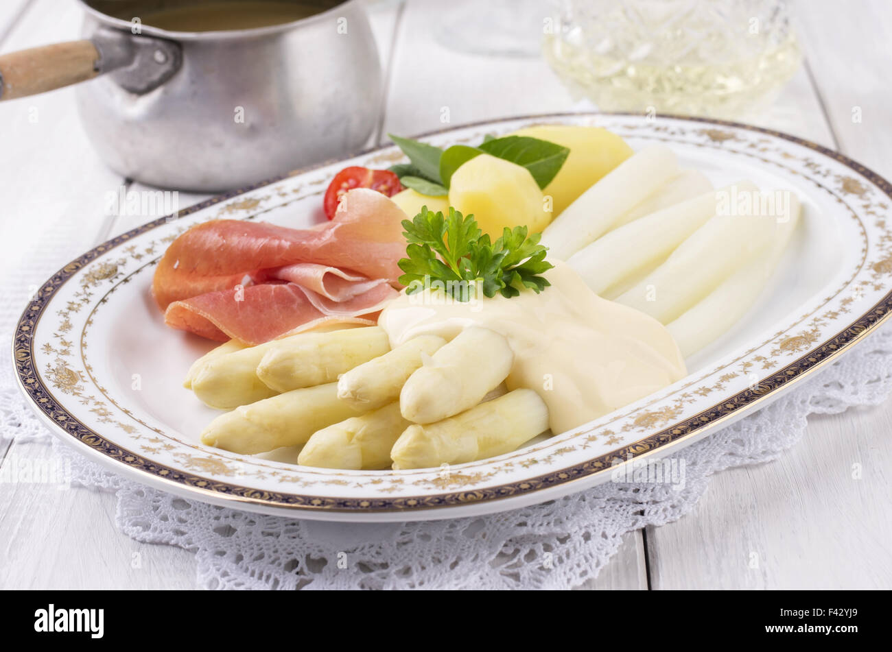 Gli asparagi con prosciutto Foto Stock