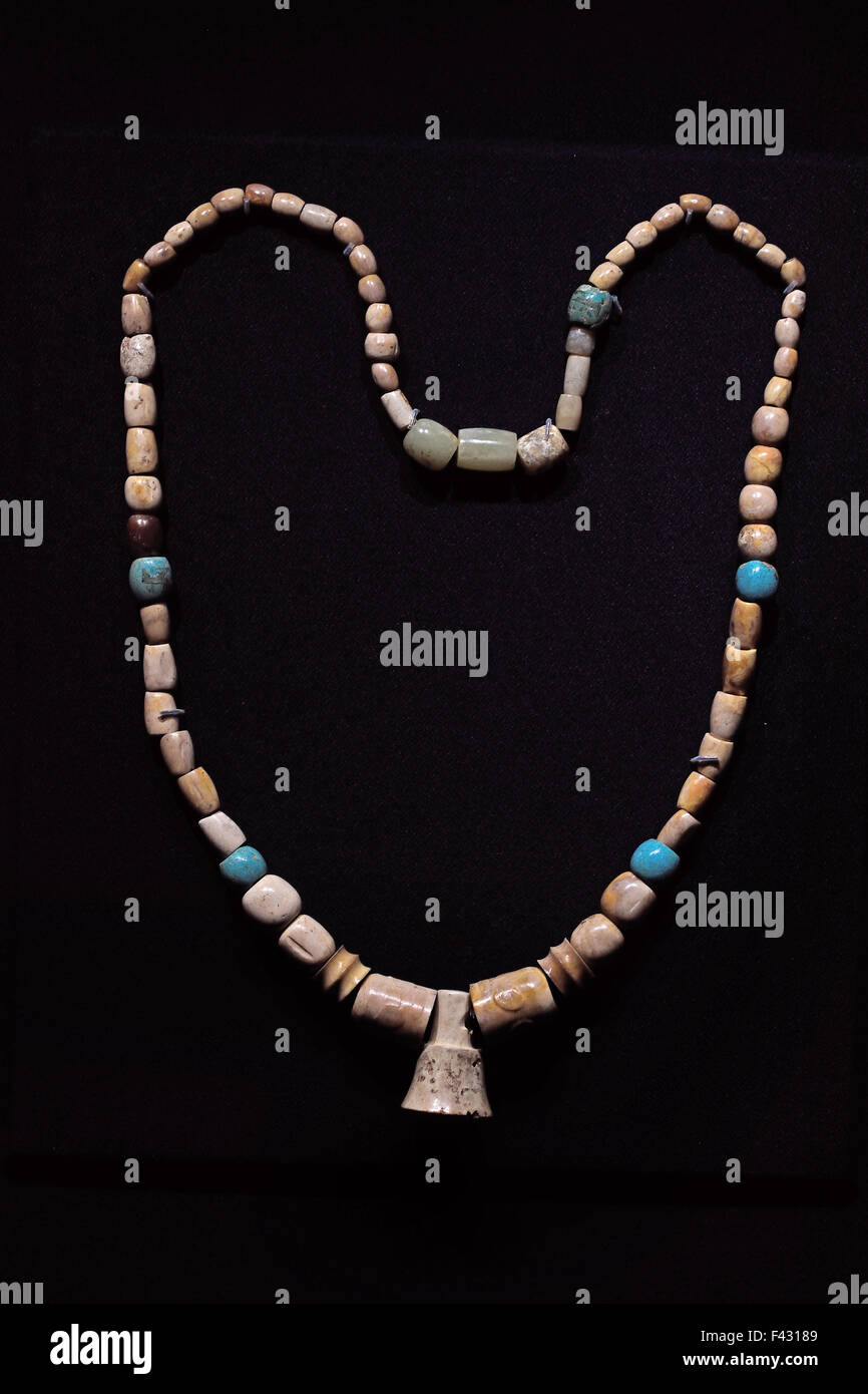 Collana di cultura Liangzhu ( ca 3200 - 2200 BC ) sconvolte da una tomba di Liangzhu a Fuquanshan Shanghai Qingpu nel 1982 al Museo di Shanghai di Antica Arte Cinese Cina Foto Stock